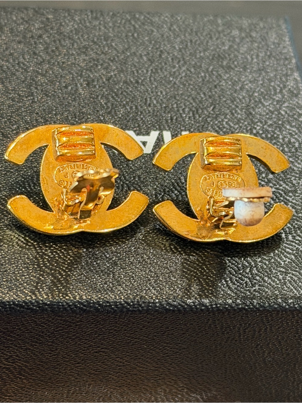 CHANEL Gold Interlocking CC Turnlock Clip-On Earrings - Picture 5 of 6